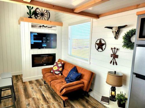 Posezení v ubytování Romantic Tiny home with private deck