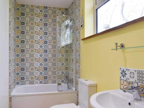 uma casa de banho com uma banheira, um WC e um lavatório. em The Willows em Hambleton