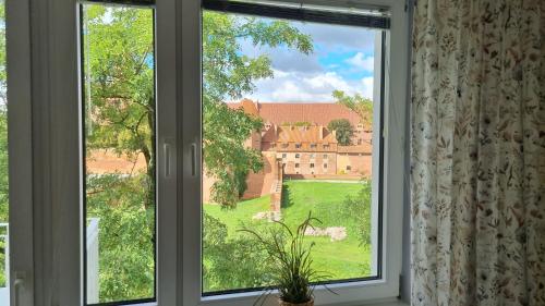 a window with a view of a castle at Apartament Okno na Zamek in Malbork