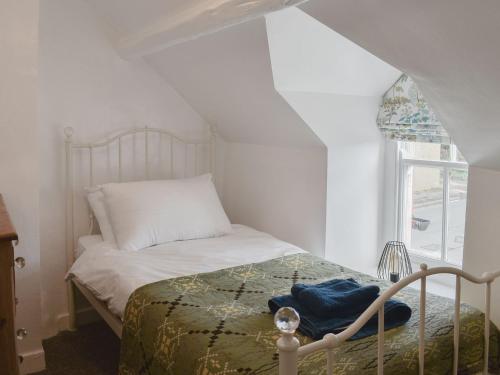 1 dormitorio con cama y ventana en Caer Pwll, en Morfa Nefyn