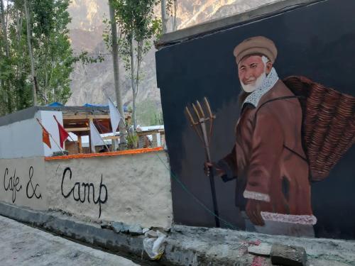 ein Gemälde an der Seite einer Wand mit einem Mönch in der Unterkunft BORDER CAFE AND CAMPS TURTUK BY TRAVELCULTS in Turtok