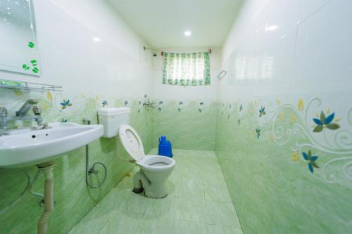 ein Bad mit einem WC und einem Waschbecken in der Unterkunft Chitwan Gaida Lodge Pvt. Ltd. in Sauraha