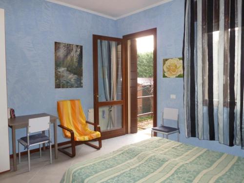 - une chambre avec un lit, une table et des chaises dans l'établissement Sissi Bed&Breakfast, à Tencarola