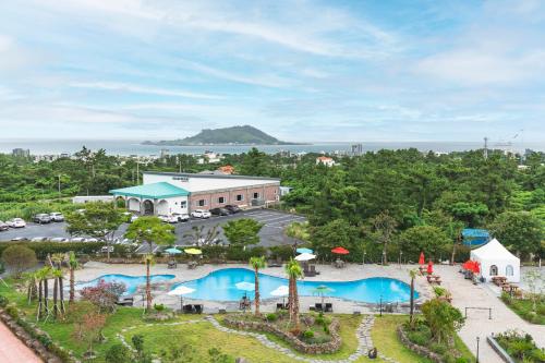 uma vista aérea de uma piscina num resort em Hallim Resort em Jeju