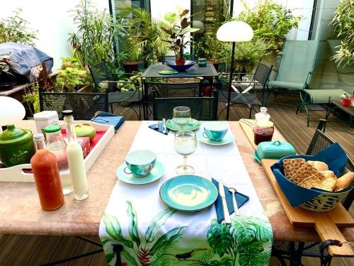 una mesa con un plato de comida. en Le Patio 3 Centre ville PÉZENAS, en Pézenas