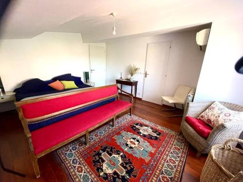 um quarto com uma cama, um sofá e um tapete em Le Patio 3 Centre ville PÉZENAS em Pézenas