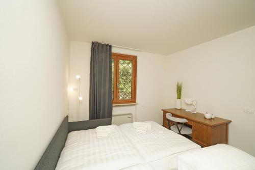 Postel nebo postele na pokoji v ubytování Villa Gelso park and private pool, lake view, ac,