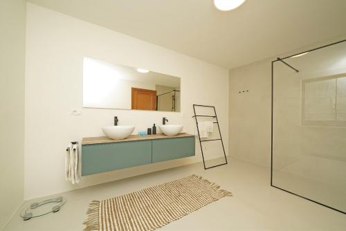 Koupelna v ubytování Villa Gelso park and private pool, lake view, ac,