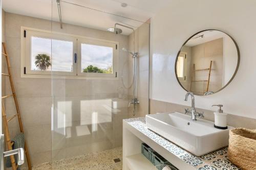 a bathroom with a sink and a mirror at Villa Santa Lucia in El Toro