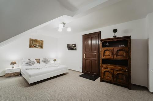 Ένα ή περισσότερα κρεβάτια σε δωμάτιο στο Hotel U Lípy