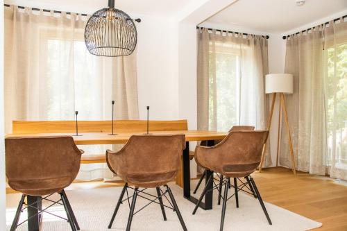 jadalnia z drewnianym stołem i krzesłami w obiekcie Waldhäusl am Donaudurchbruch w mieście Kelheim
