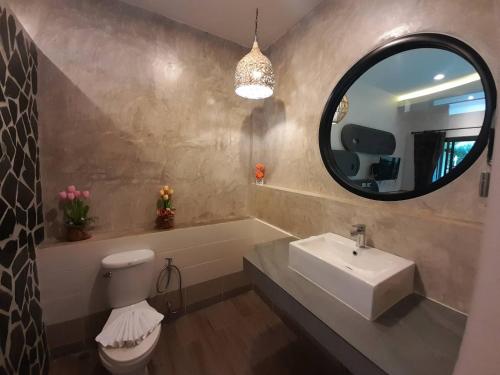 カオラックにあるKhaolak Yama Resort - SHA Plusのバスルーム(洗面台、鏡付)