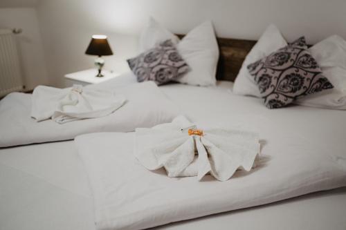 Ένα ή περισσότερα κρεβάτια σε δωμάτιο στο Hotel U Lípy