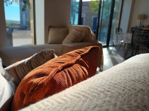 - un salon avec un canapé et une couverture dans l'établissement Cottage chaleureux dans un Domaine d'exception, à Nomdieu