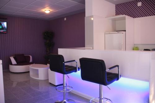 a waiting room with two chairs and a counter at Apartmani i Bungalovi TROJKA in Banja Luka