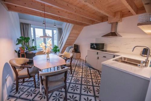 een keuken en eetkamer met een tafel en stoelen bij 't Pekelhuis - Vakantiehuisje op boerderij Huize Blokland in Hem