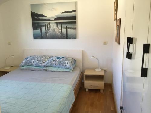 - une chambre avec un lit et une peinture murale dans l'établissement Monteview Loft Apartment, à Herceg-Novi