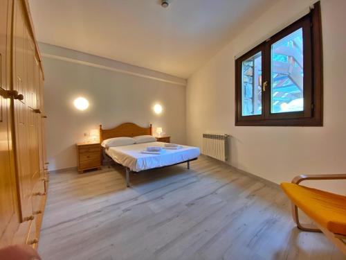 een slaapkamer met een bed en een raam bij Pleta de Peu del Riu hasta 4 personas in Canillo