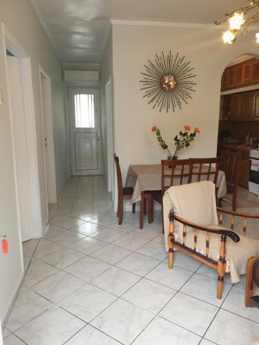 Dimitri's house في ني بيراموس: مطبخ وغرفة طعام مع طاولة وكراسي