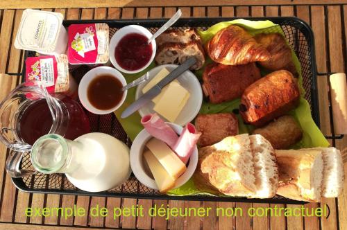 a tray of food with bread and other foods at La Dame de cœur 05 in Antonaves