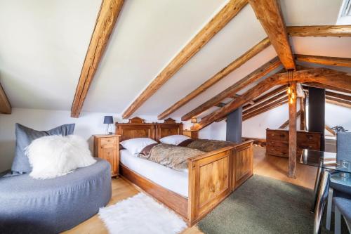 een slaapkamer met 2 bedden op een zolder bij Bergchalet Schennaberg in Schenna