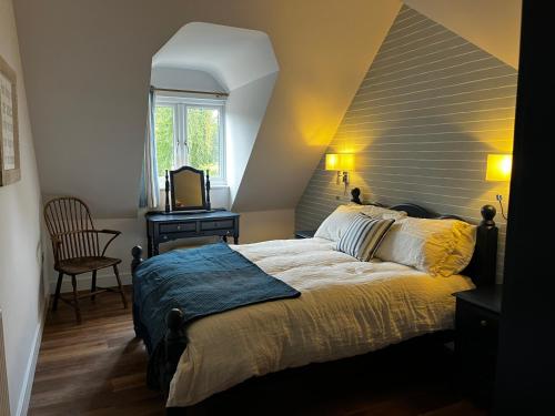 Un dormitorio con una cama grande y una ventana en Secluded Island Retreat - in the heart of the Anchorage, en West Mersea