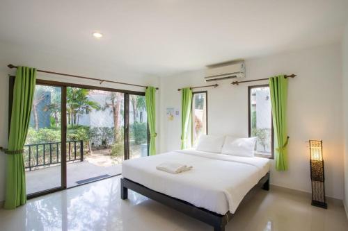 Postel nebo postele na pokoji v ubytování Pranburi Cabana Resort