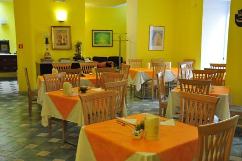 A restaurant or other place to eat at Hotel La Marticana