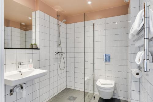 La salle de bains est pourvue de toilettes, d'un lavabo et d'une douche. dans l'établissement Forenom Aparthotel Malmö Varvsstaden, à Malmö