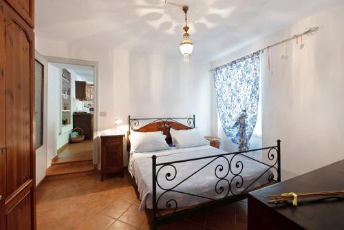 een slaapkamer met een bed en een raam bij Orizzonte Calmo in Borghetto Di Borbera