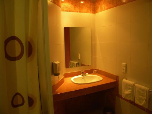 La salle de bains est pourvue d'un lavabo et d'un miroir. dans l'établissement Sidi Harazem, à Fès