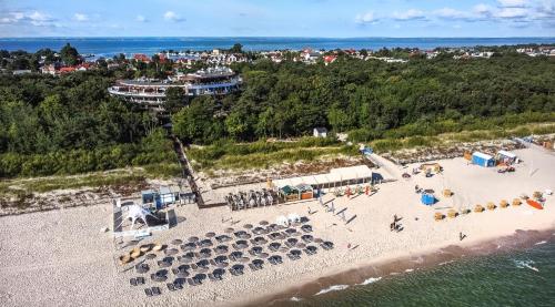 an aerial view of a beach with umbrellas at Hotel Dom Zdrojowy Resort & SPA - Destigo Hotels in Jastarnia