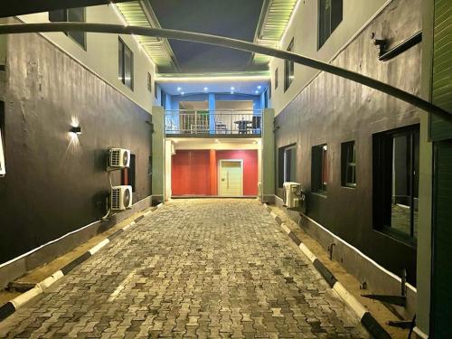 pusty korytarz budynku z drzwiami w obiekcie QARAS HOUSE 3 HOTELS w mieście Port Harcourt