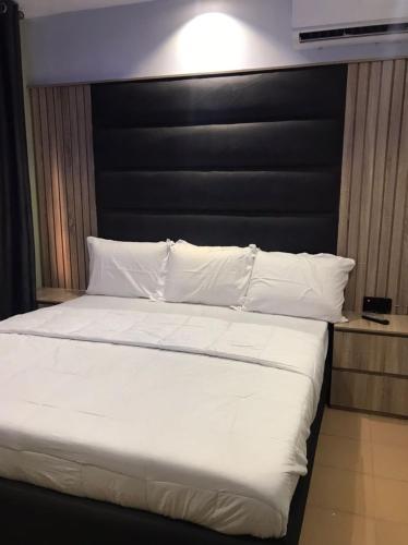Ein Bett oder Betten in einem Zimmer der Unterkunft QARAS HOUSE 3 HOTELS
