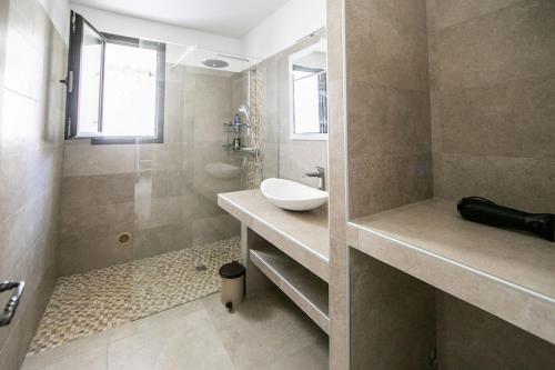 Kúpeľňa v ubytovaní SARTENE t3 CALME ENSOLEILLÉ PARKING PRIVÉ