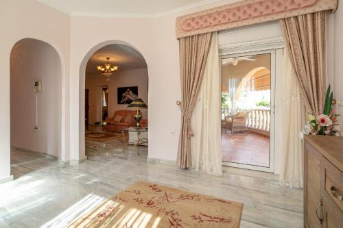 克薩達城的住宿－Villa Mopsi，客厅设有通往客厅的开放式门