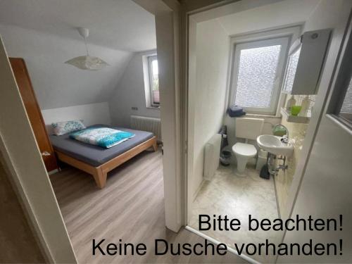 małą sypialnię z łóżkiem i umywalką w obiekcie Monteurzimmer Zimmer + WC w mieście Willingen