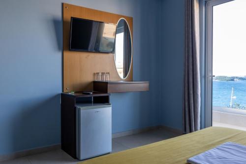 W łazience znajduje się umywalka i lustro. w obiekcie Hotel De Luna w mieście Ksamil