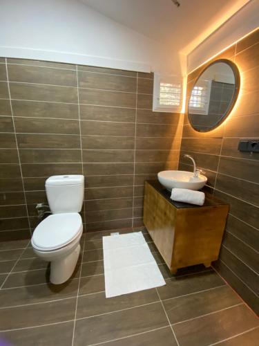 La salle de bains est pourvue de toilettes et d'un lavabo. dans l'établissement Heaven Bungalow Fethiye, à Fethiye