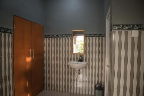 Ванная комната в Prasi Sunrise Homestay