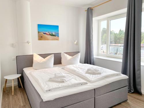 Schlafzimmer mit einem großen Bett und einem Fenster in der Unterkunft Ferienwohnung "Jolle" in Binz