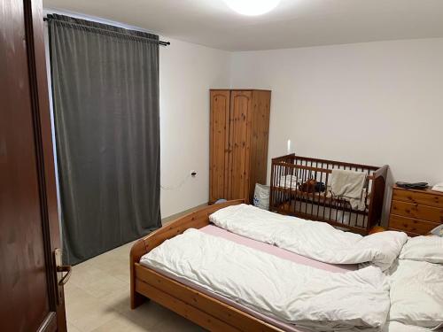 Ένα ή περισσότερα κρεβάτια σε δωμάτιο στο Csaronda Vendegház