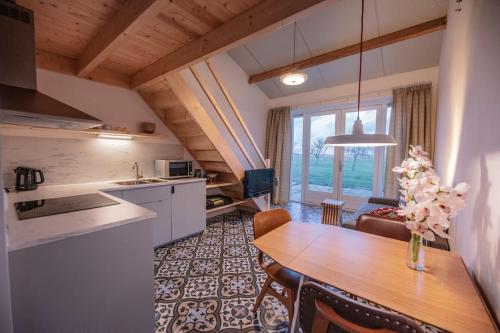cocina y comedor con mesa, cocina y sala de estar en 't Winkeltje - Vakantiehuisje op boerderij Huize Blokland, en Hem