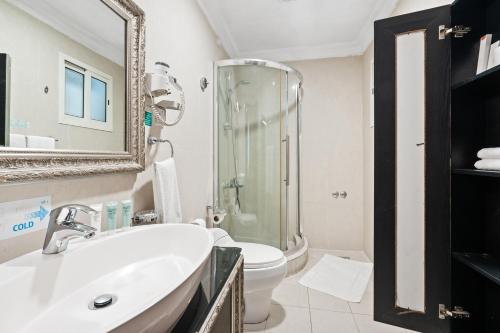 Un baño de Chairmen Hotel
