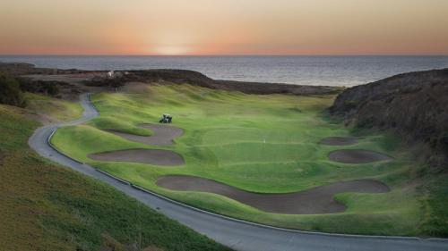 een luchtzicht op een golfbaan in de buurt van de oceaan bij Hacienda Bajamar in Sonorabampo