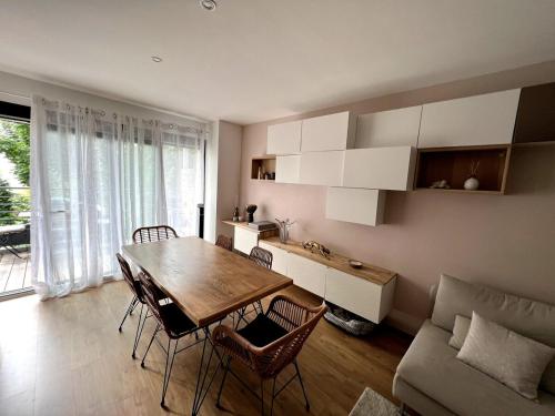 sala de estar con mesa, sillas y sofá en Chambre cosy, proche centre-ville et gare, en Colmar