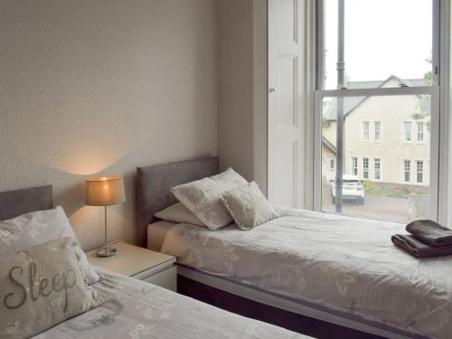 um quarto com 2 camas e uma janela em Charlotte Street em Ayr