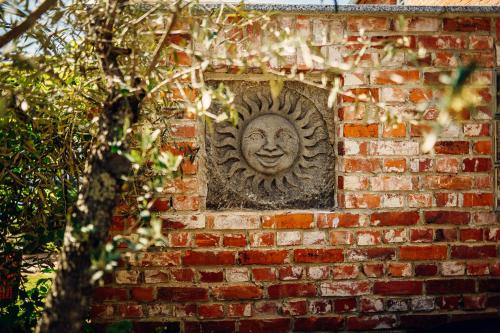a brick wall with a statue of a face on it at Altes Gewölbe mit Sauna und Whirlpool im Außenbereich in Elsterheide
