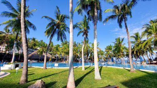 vista sulla piscina del resort con palme di PrideInn Flamingo Beach Resort & Spa Mombasa a Mombasa