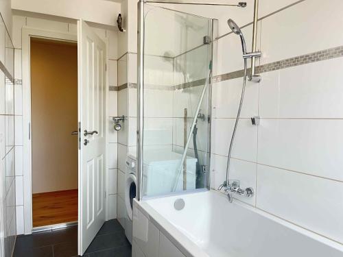 La salle de bains est pourvue d'un lavabo et d'une douche avec un miroir. dans l'établissement SAD150 - Moderne Monteurwohnungen in Schwandorf mit Balkon, à Schwandorf in Bayern